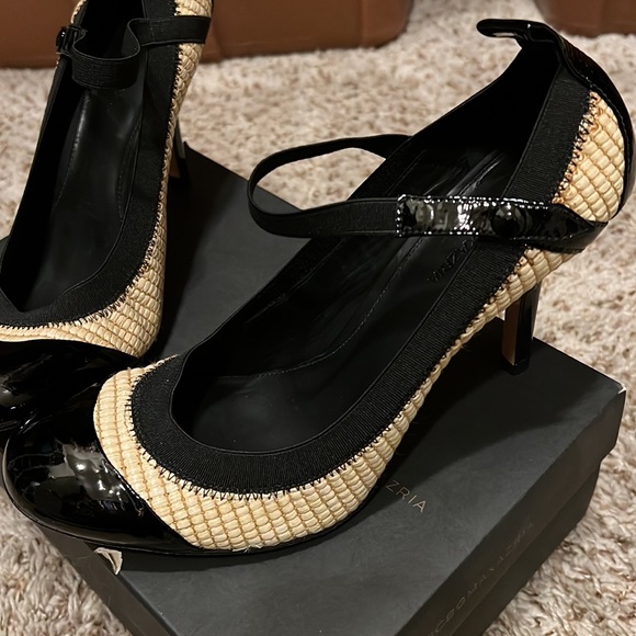 NIB BCBGMAXAZRIA MA-Fiasy in Natural Straw / Black Patent Leather Size 10M Pumps - Picture 5 of 10